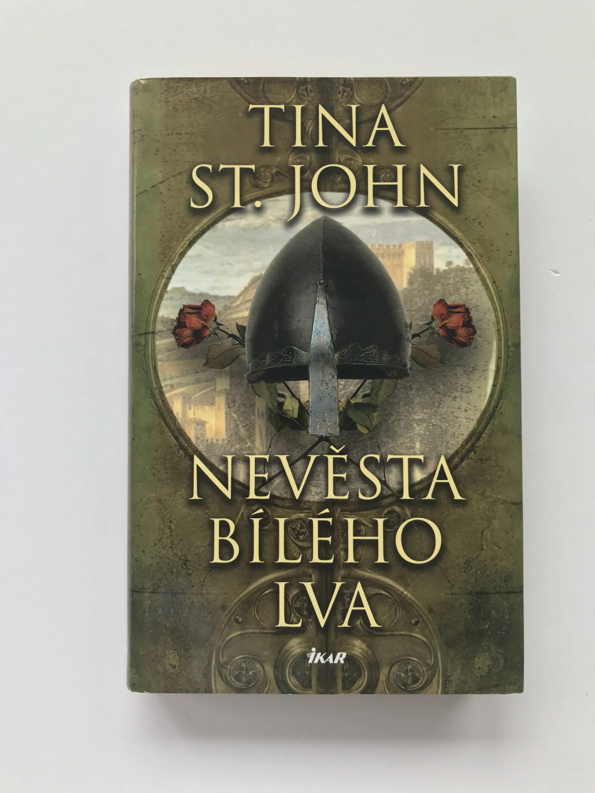 Nevěsta bílého lva, Tina St. John