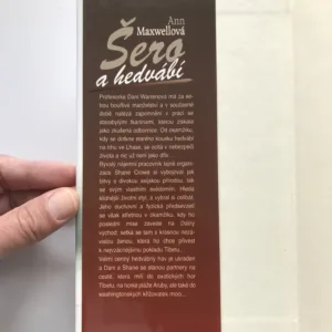 Šero a hedvábí, Ann Maxwellová