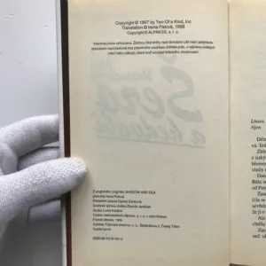 Šero a hedvábí, Ann Maxwellová