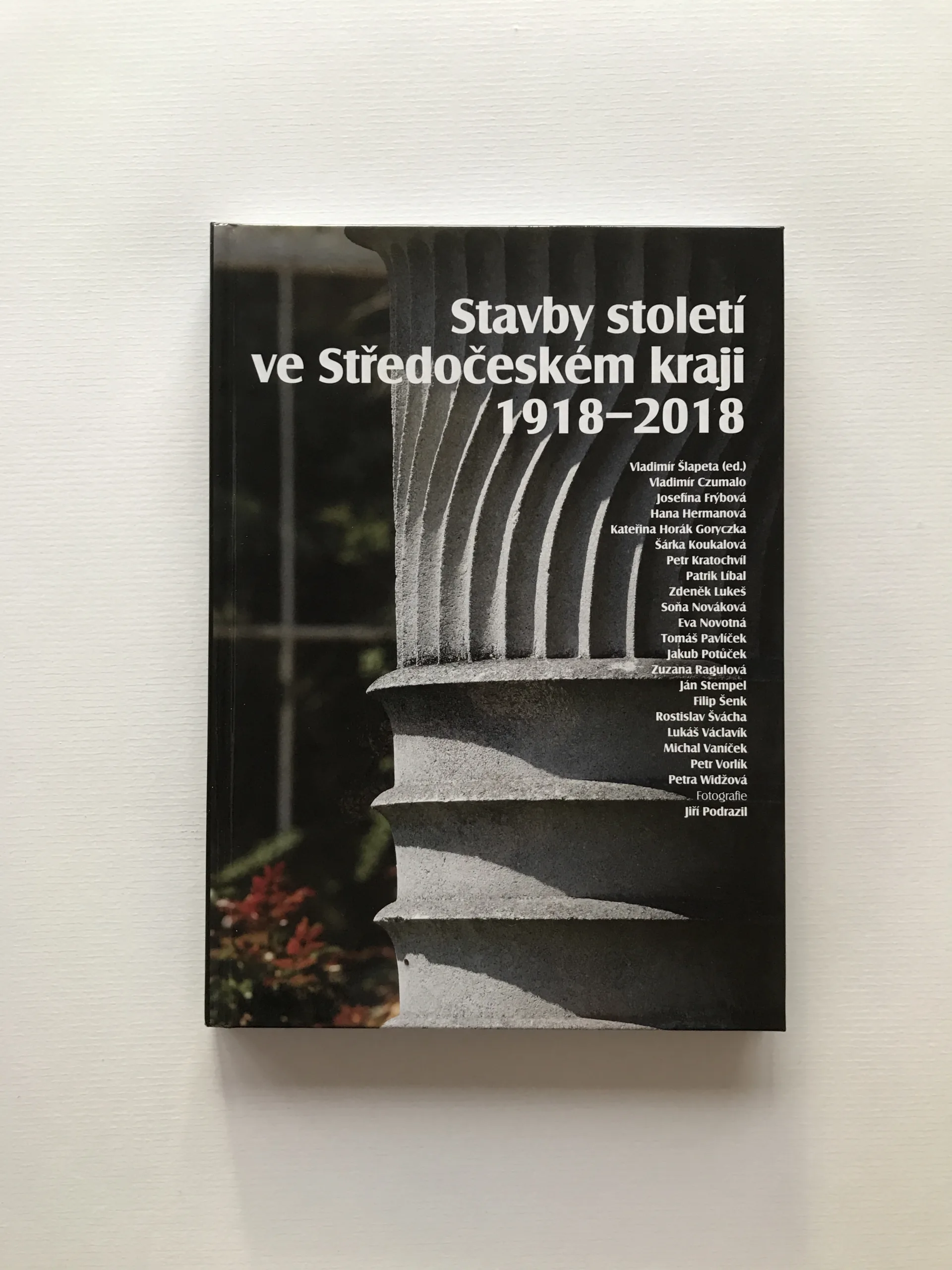 Stavby století ve Středočeském kraji 1918-2018, Vladimír Šlapeta, kolektiv autorů