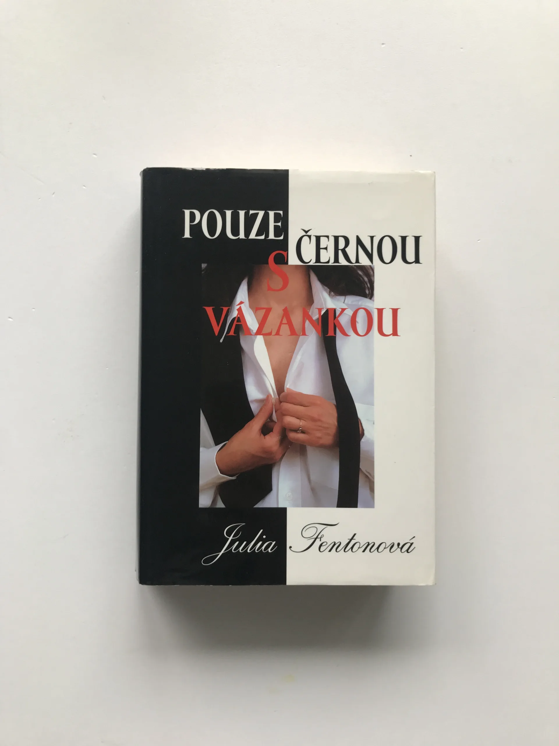 Pouze s černou vázankou, Julia Fentonová