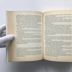 Pouze s černou vázankou, Julia Fentonová