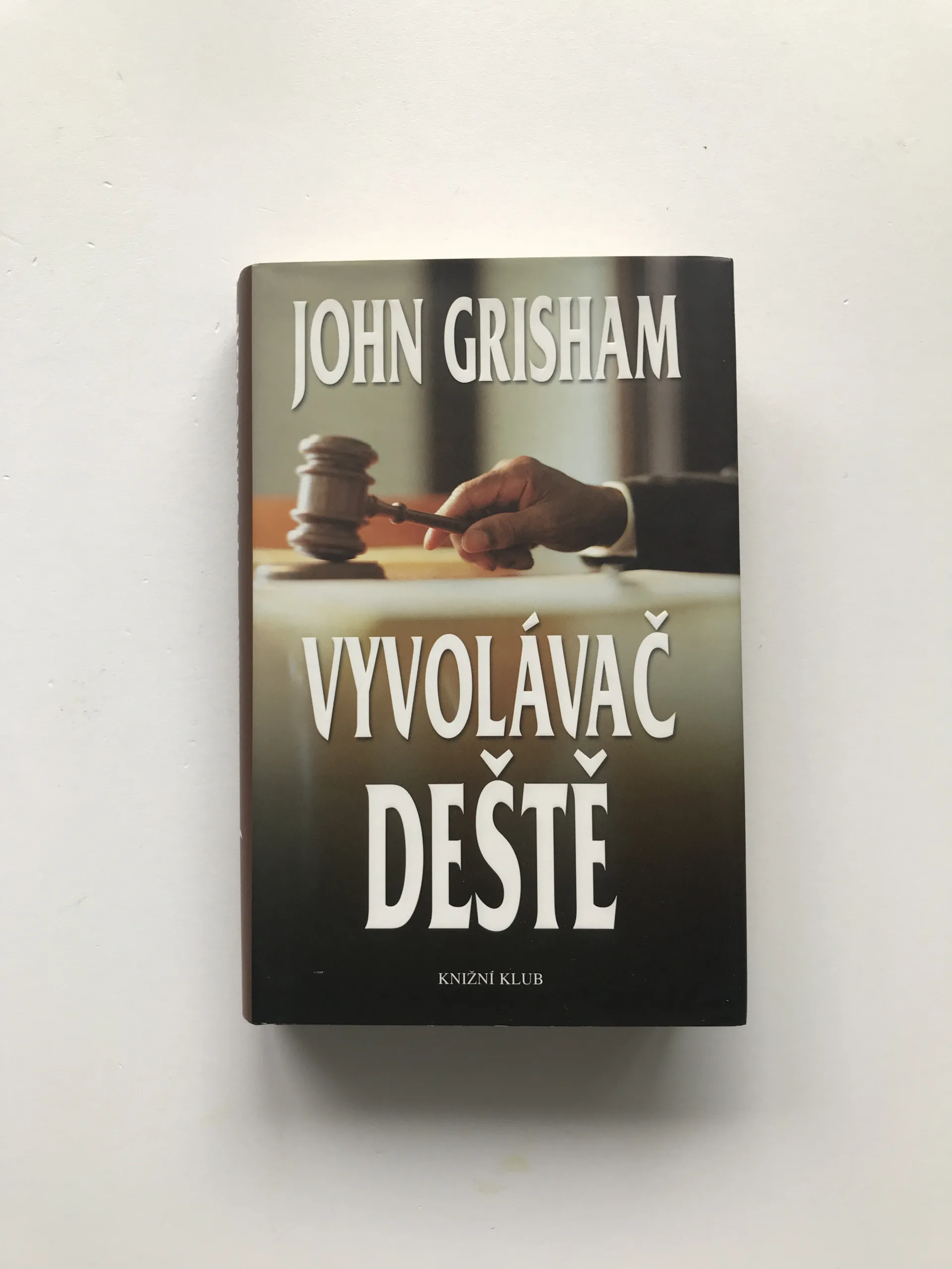 Vyvolávač deště, John Grisham