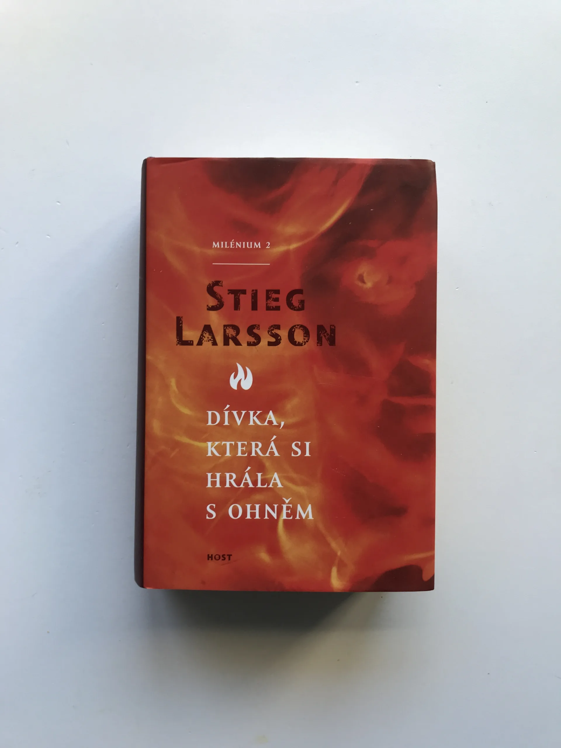 Dívka, která si hrála s ohněm, Stieg Larsson
