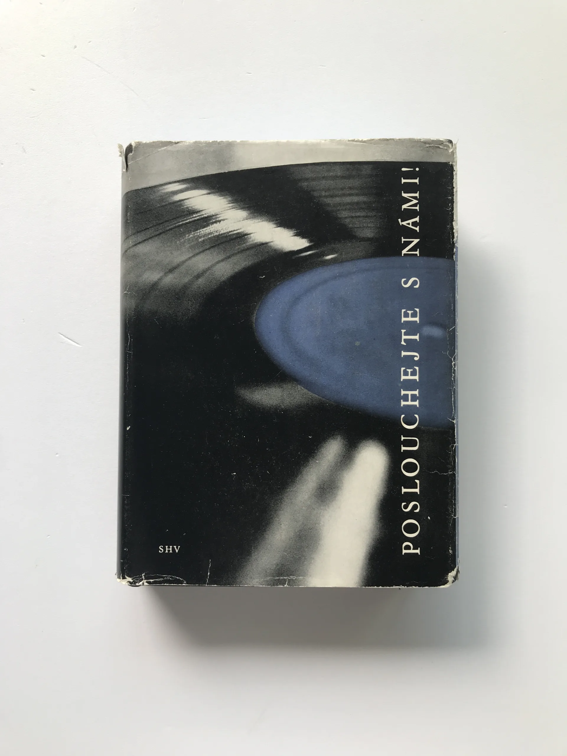 Poslouchejte s námi! (Čtení o hudebních skladbách vydaných na československých dlouhohrajících deskách po roce 1952), V. H. Jarka, kolektiv autorů