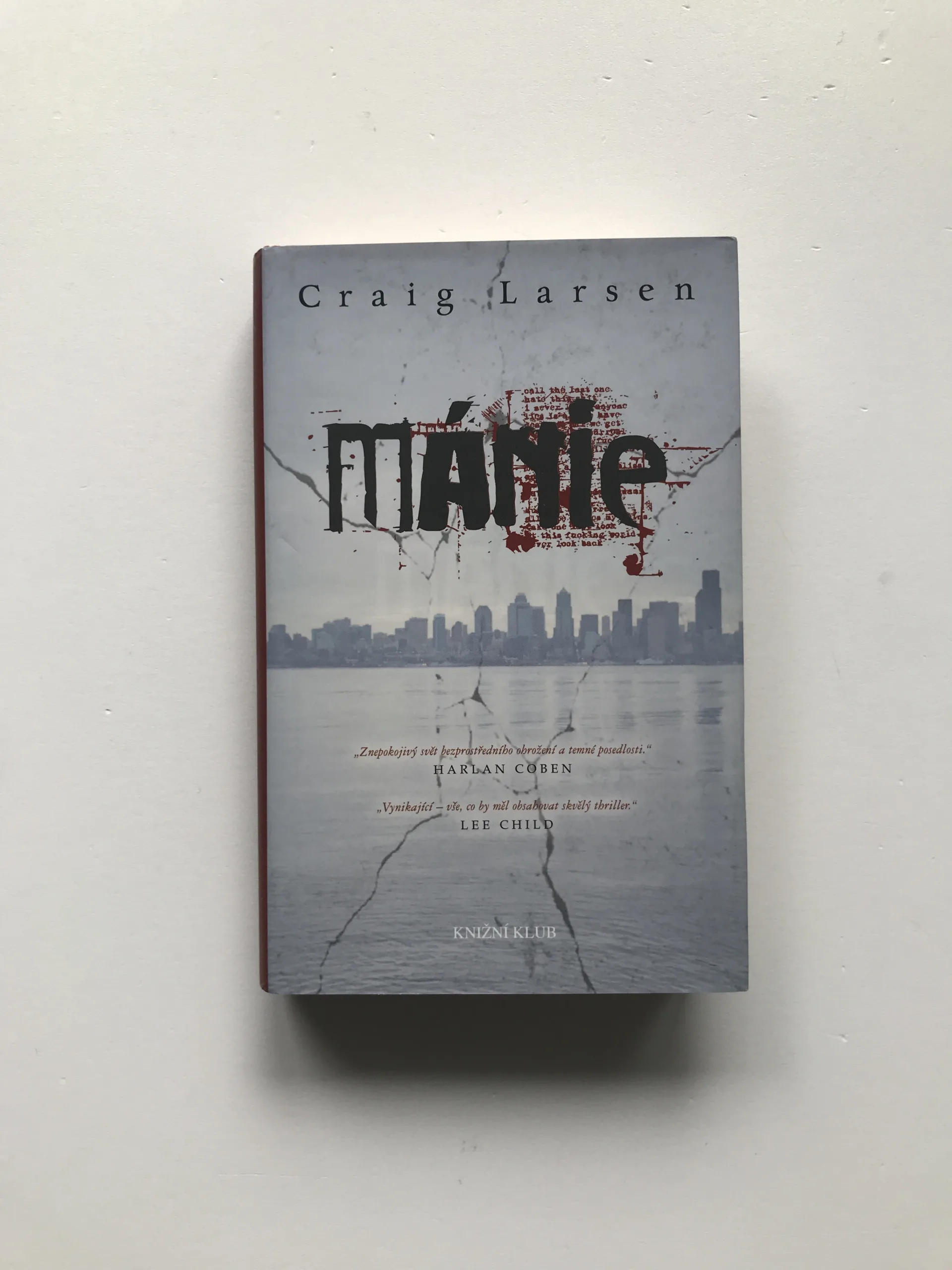 Mánie, Craig Larsen