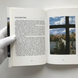 Dvakrát v jedné řece (podpis autorky), Jana Outratová