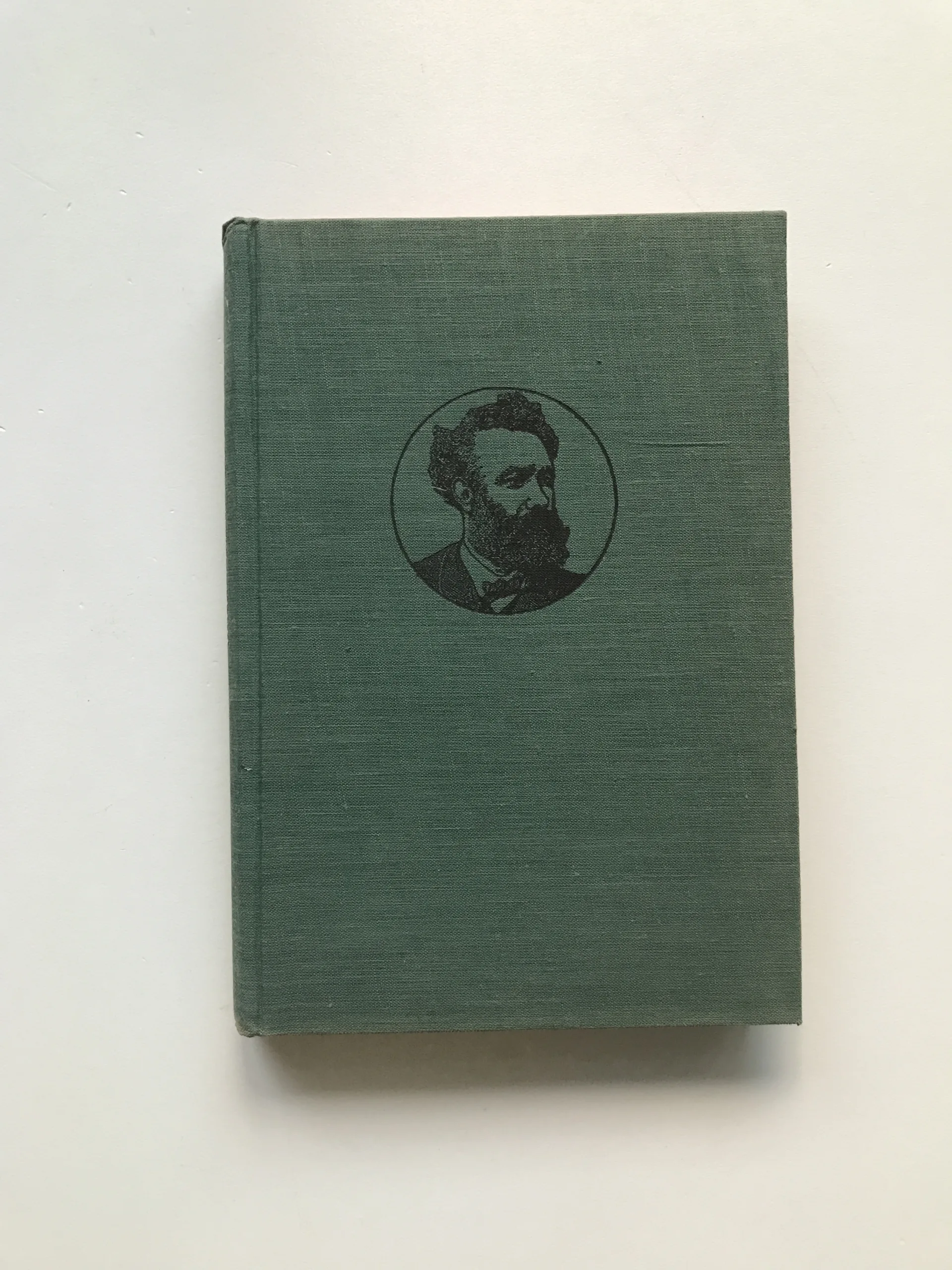 Zemí šelem, Jules Verne, Léon Benett